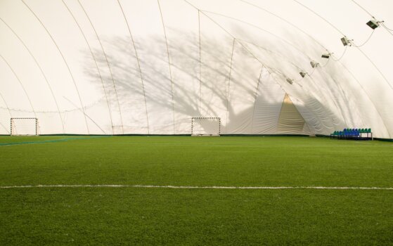 Футбольное поле под куполом