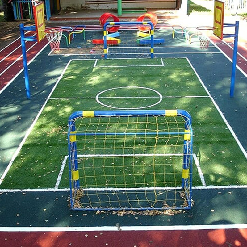 Детская площадка с покрытием из искусственной травы и резиновой крошки
