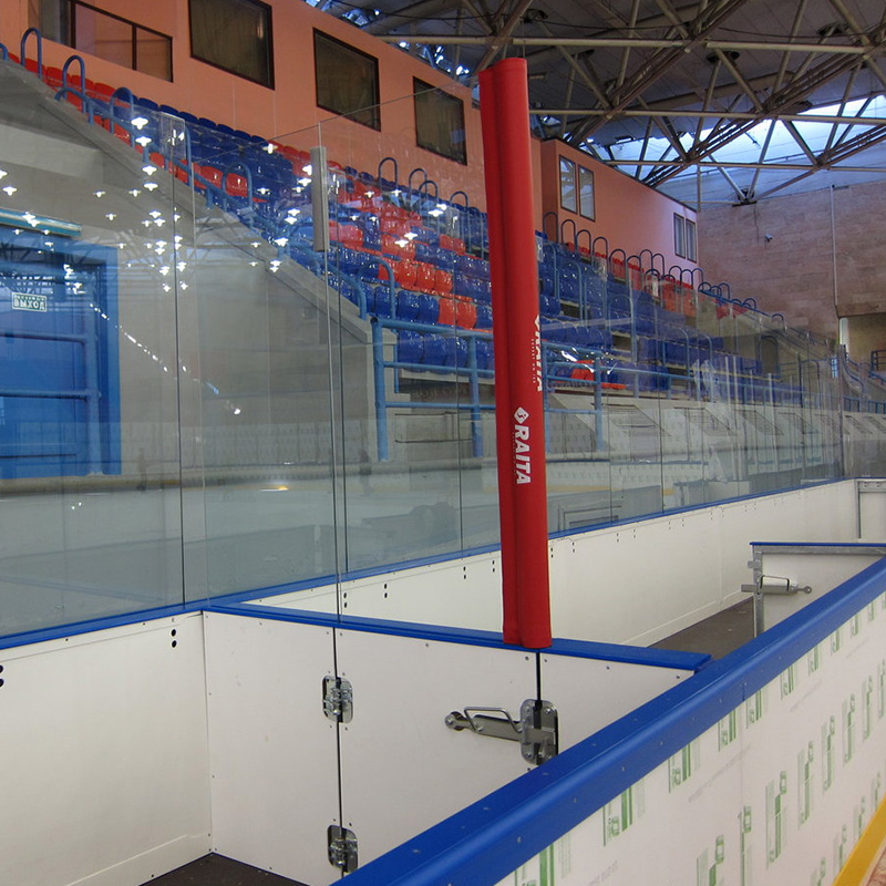 Борт хоккейной площадки со стеклянным ограждением