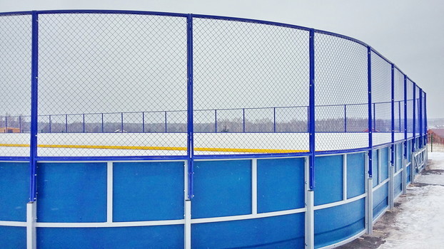 Сделано! Жители деревни Пашковичи достроили хоккейную коробку и залили первый лед