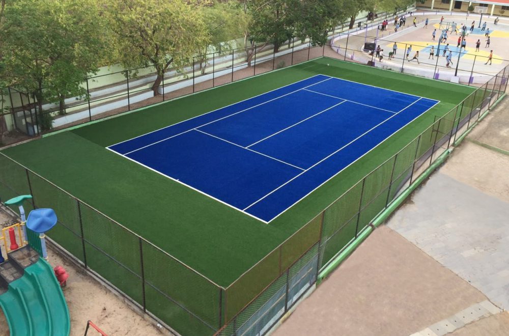 Теннисный корт под. Искусственная трава для спортивных площадок. Теннисный корт под ключ. Проект спортивная площадка газон. Теннисный корт газон.
